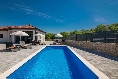 Villa mit Pool an ruhiger Lage