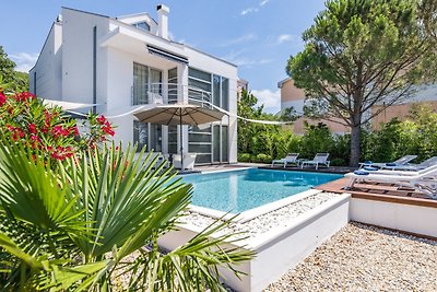 Villa mit Swimmingpool und Whirlpool