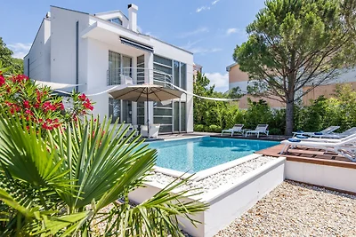 Villa mit Pool und Whirlpool