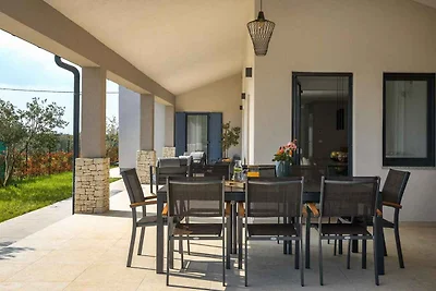 Villa mit Aussenpool und Whirlpool,