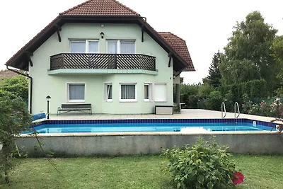 Ferienhaus mit Aussenpool am Ufer