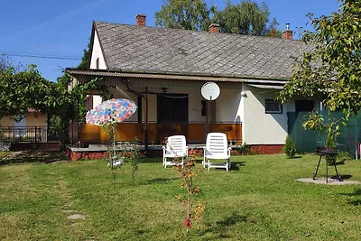 Ferienhaus mit Gartenmöbeln in der Nähe vom