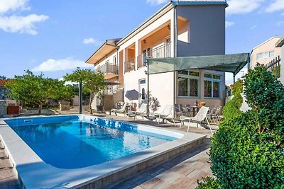 Ferienhaus mit Pool und Grill