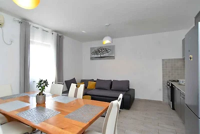 Villa mit Swimmingpool und grossem Garten