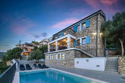Villa mit Pool und Meerblick