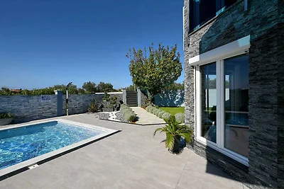 Villa mit Pool und Klimaanlage