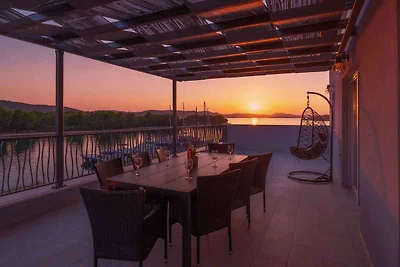 Exklusive Villa am Wasser mit privatem Pool u