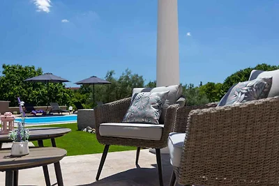 Villa mit Pool und Garten