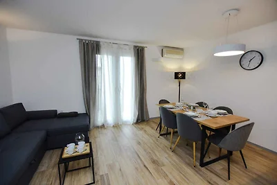 Ferienwohnung mit Klimaanlage und Balkon in d