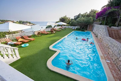 Ferienwohnung mit Pool und Meerausblick