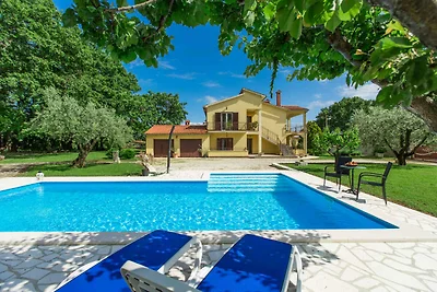 Ferienwohnung mit Pool und grossem Garten