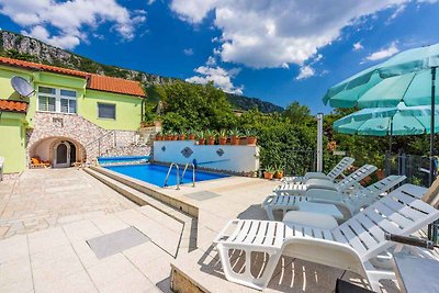 Ferienhaus mit Pool und Grill im Grünen