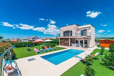 Villa mit Swimmingpool und gepflegtem Garten