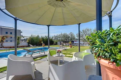 Ferienhaus mit Pool und Grill, am Meer