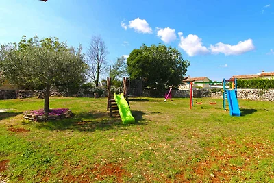 Villa mit Swimmingpool, Kinderspielplatz und