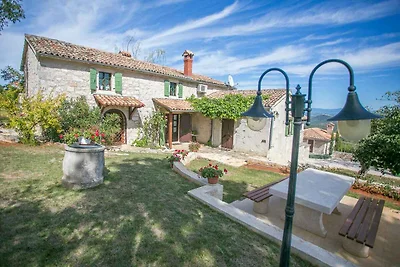 Villa mit Pool und Garten