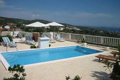 Villa mit Klimaanlage, Terrasse und