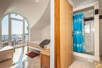 Villa mit Pool und Meerblick