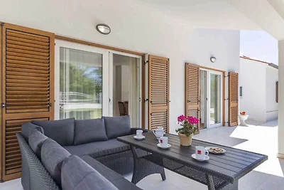 Villa mit Pool auf grossem Grundstück