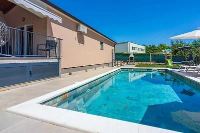Ferienhaus mit Pool und Klimaanlage