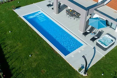 Villa mit Privatpool und Whirlpool