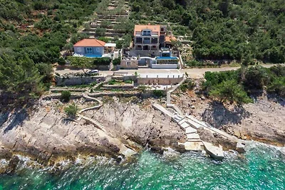 Ferienhaus mit Pool und Meerblick