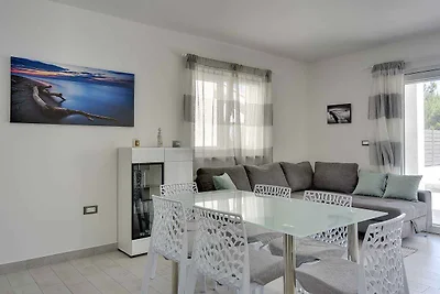 Ferienhaus mit Terrasse und Pool