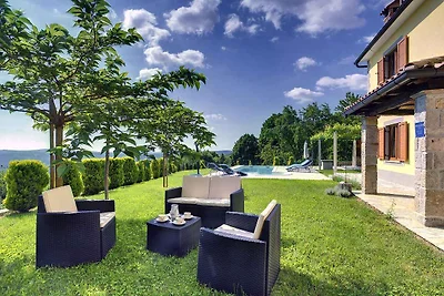Villa mit Pool und Panoramablick