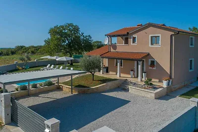 Villa mit Swimmingpool und schönem Garten