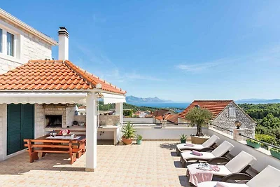 Villa mit Swimmingpool und Meerblick