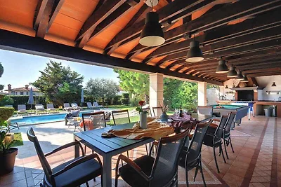 Villa mit Swimmingpool, Garten und