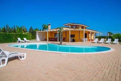 Villa mit Aussenpool und Internet