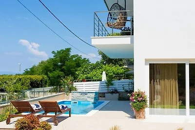 Villa im modernen Design mit privatem Pool un