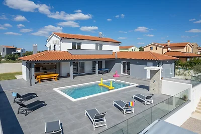 Villa mit Swimmingpool und Kinderspielplatz
