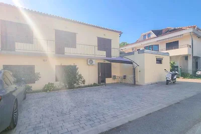Ferienwohnung mit Terrasse mit Tisch und Stüh