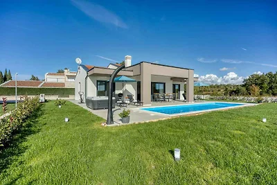 Villa mit Pool und Whirlpool