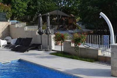 Villa mit Pool und Klimaanlage