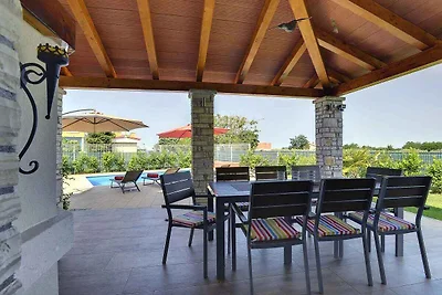 Villa mit Pool und Terrasse
