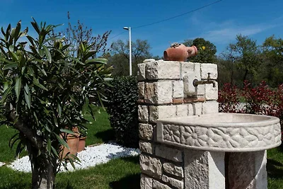 Villa mit Swimmingpool und Grill