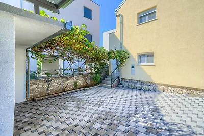 Charmante Villa Drago mit Gartenblick in Rogo