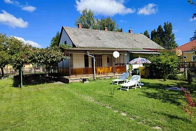 Ferienhaus mit Gartenmöbeln in der Nähe vom