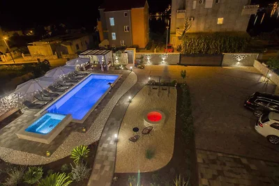 Ferienhaus mit 3 Ferienwohnungen für 5 bis 15