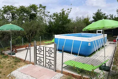 Ferienhaus mit Grill und Pool, teilweise umge