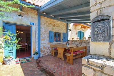 Ferienhaus mit schöner Terrasse mit Tisch und