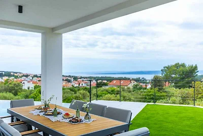 Villa mit Pool und Sommerküche