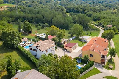 Villa mit Swimmingpool und Gartenküche