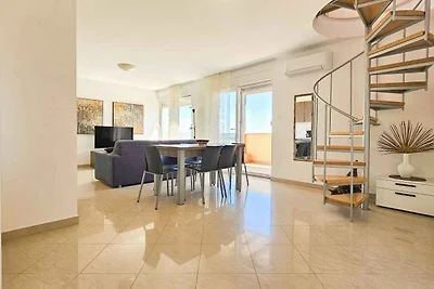 Ferienwohnung mit möbliertem Balkon, Meerblic