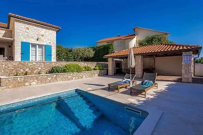 Villa mit Pool für 8 Personen
