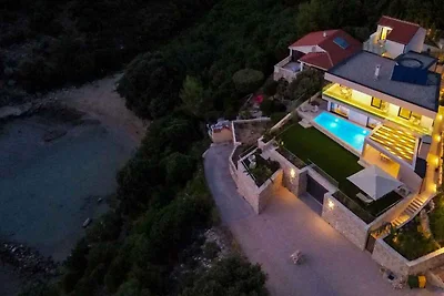 Villa mit Pool und Panoramablick