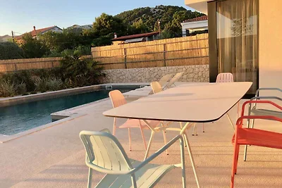Ferienhaus mit Terrasse und Pool